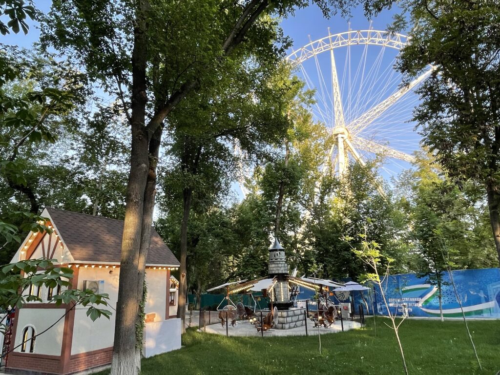 Mirzo Ulugbek Park, Ferris wheel