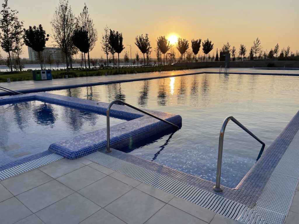 Samarkand Regency Hotel Swimming Pool