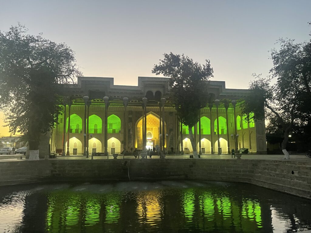Bolo Hauz Mosque