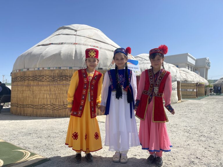 Karakalpak-girls-in-traditional-dress